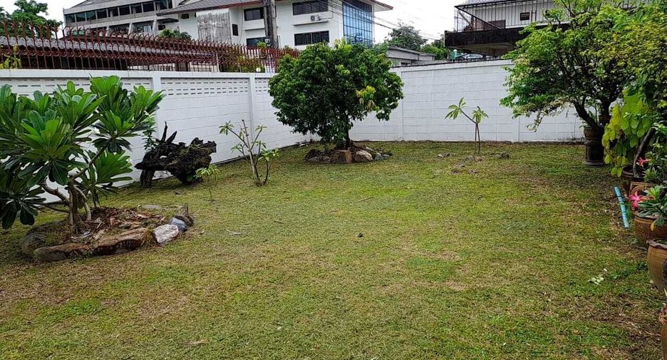 出售 4 卧室 独立屋 在 Phra Khanong, 曼谷
