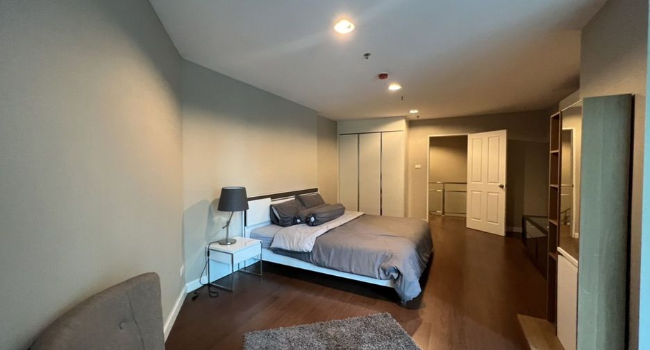 For sale and for rent 3 bedrooms condo in Huai Khwang, Bangkok