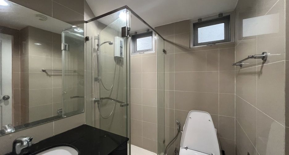 For sale and for rent 3 bedrooms condo in Huai Khwang, Bangkok