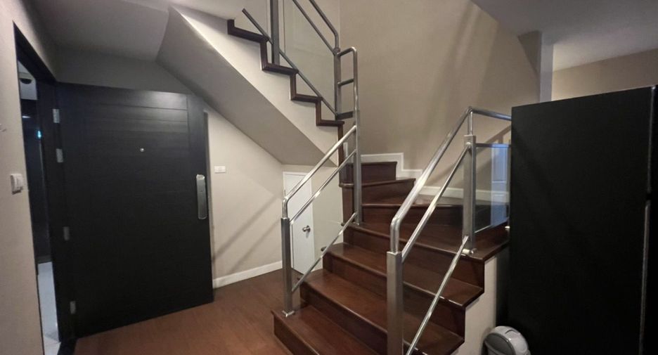 For sale and for rent 3 bedrooms condo in Huai Khwang, Bangkok