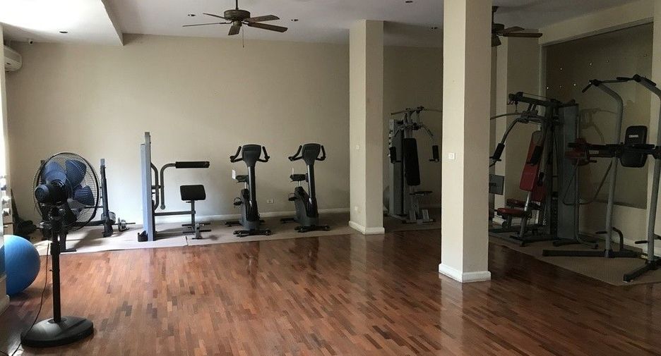 For rent 2 bedrooms condo in Huai Khwang, Bangkok