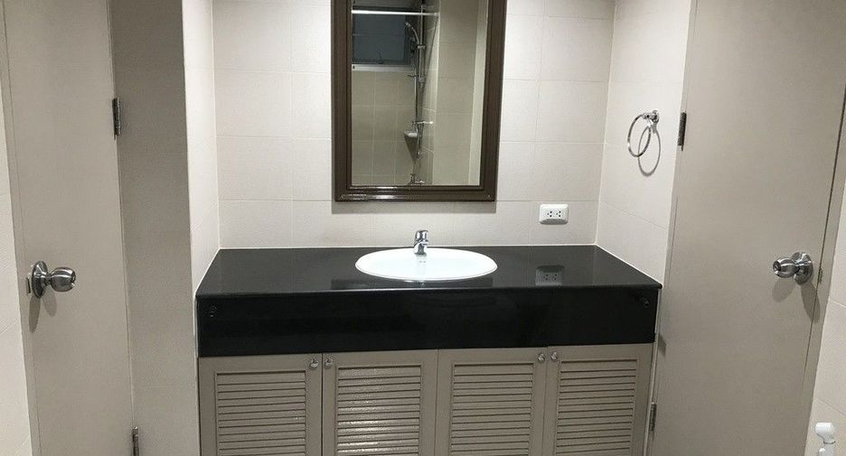 For rent 2 bedrooms condo in Huai Khwang, Bangkok