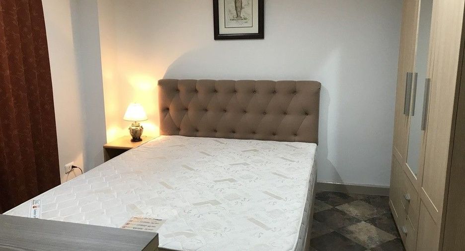 For rent 2 bedrooms condo in Huai Khwang, Bangkok