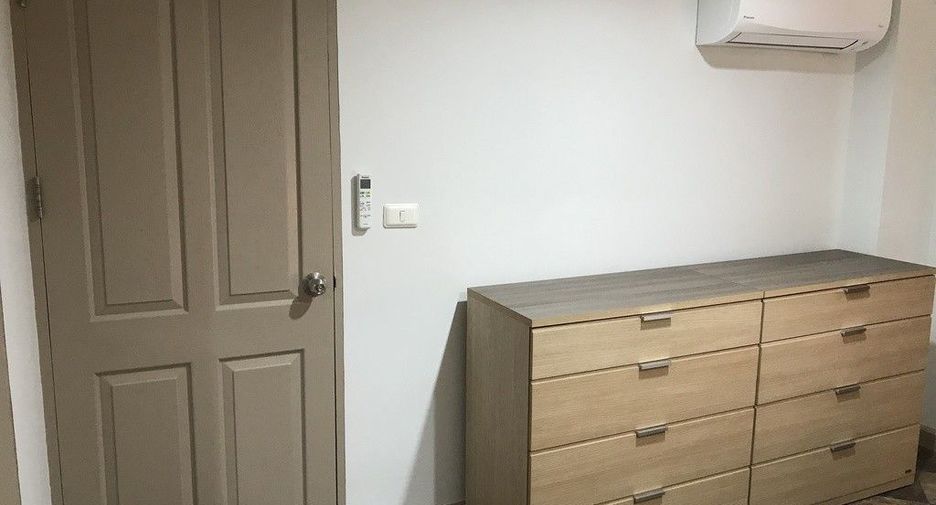 For rent 2 bedrooms condo in Huai Khwang, Bangkok