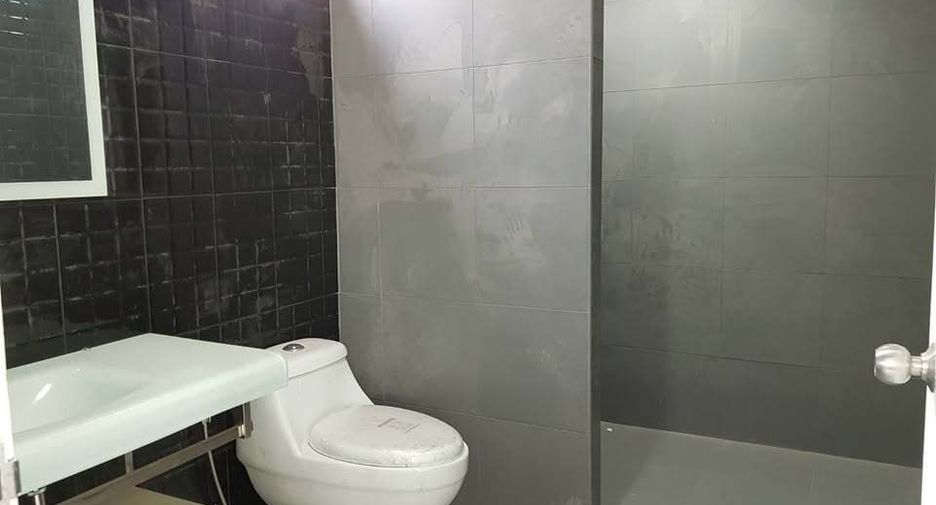 Büro zum Kauf mit 10 Zimmer in Khlong Toei, Bangkok