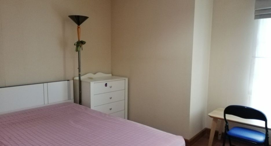 For rent 3 bedrooms condo in Huai Khwang, Bangkok