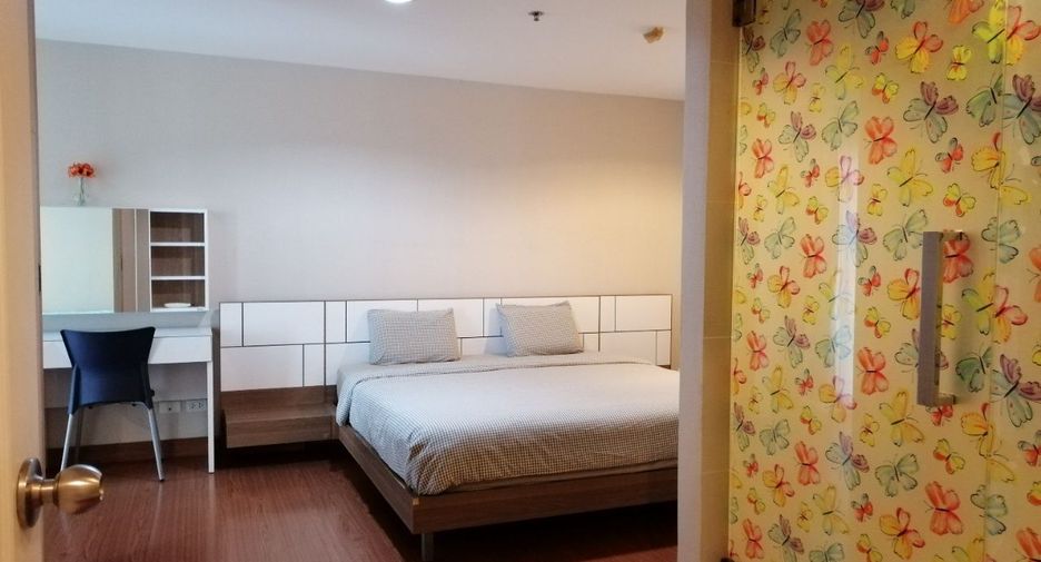 For rent 3 bedrooms condo in Huai Khwang, Bangkok
