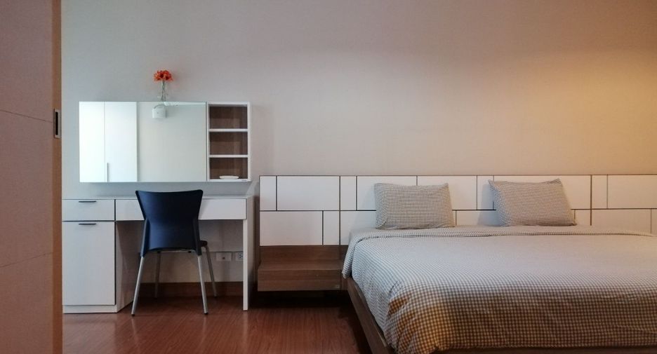 For rent 3 bedrooms condo in Huai Khwang, Bangkok