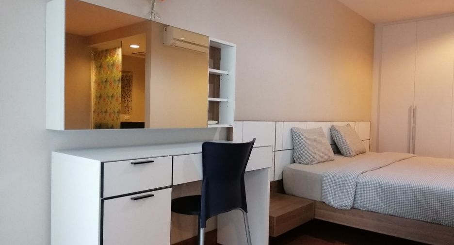 For rent 3 bedrooms condo in Huai Khwang, Bangkok