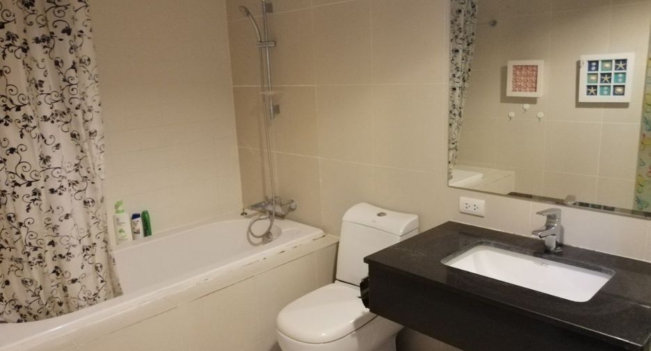 For rent 3 bedrooms condo in Huai Khwang, Bangkok