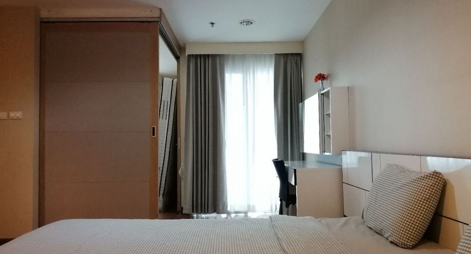 For rent 3 bedrooms condo in Huai Khwang, Bangkok
