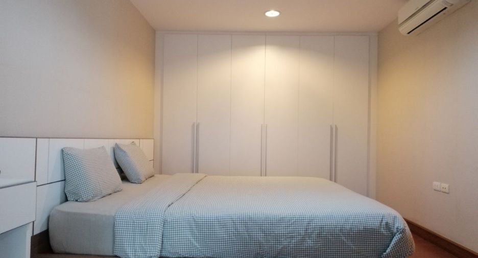 For rent 3 bedrooms condo in Huai Khwang, Bangkok