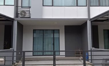 Аренда 3 спальни таунхаус в Пращет, Бангкок