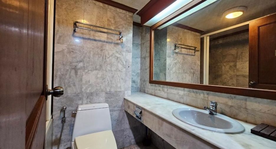 For sale 3 bedrooms condo in Bang Rak, Bangkok