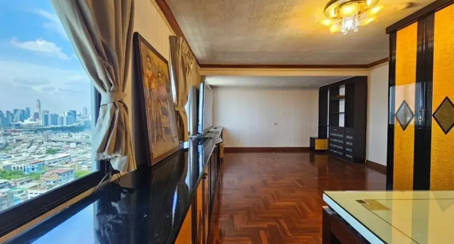 For sale 3 bedrooms condo in Bang Rak, Bangkok