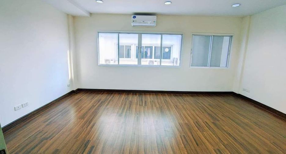 For rent 5 bedrooms townhouse in Prawet, Bangkok