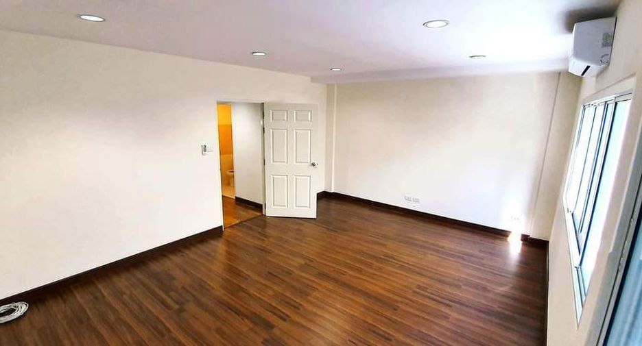 For rent 5 bedrooms townhouse in Prawet, Bangkok