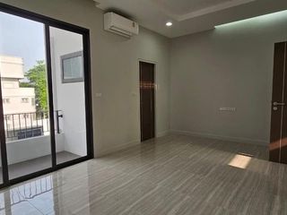 For rent 5 bedrooms townhouse in Khlong Toei, Bangkok
