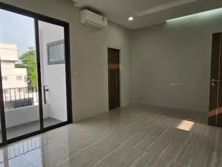 Casa adosada en alquiler de 5 habitaciones en Khlong Toei, Bangkok