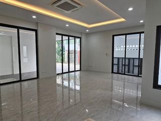 For rent 5 bedrooms townhouse in Khlong Toei, Bangkok