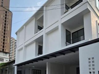 Casa adosada en alquiler de 5 habitaciones en Khlong Toei, Bangkok