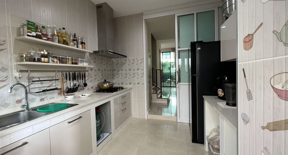 Haus zum Kauf mit 5 Zimmer in Phasi Charoen, Bangkok