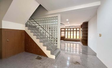 Casa adosada en alquiler de 5 habitaciones en Bang Na, Bangkok