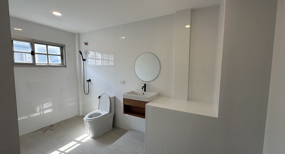 For sale 4 bedrooms townhouse in Don Mueang, Bangkok