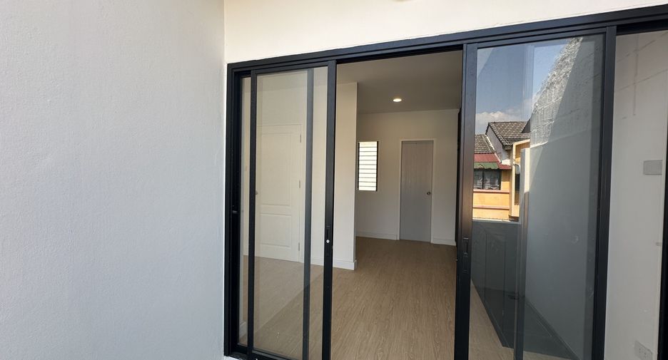 For sale 4 bedrooms townhouse in Don Mueang, Bangkok