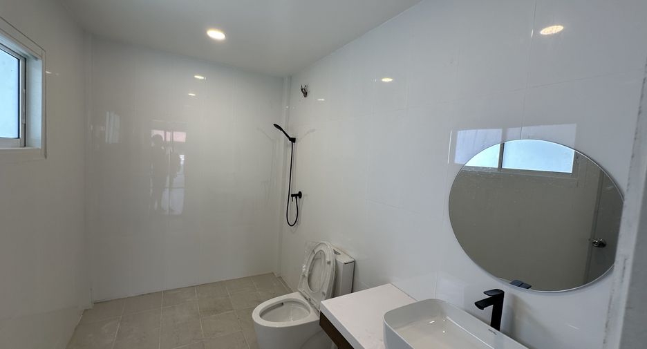 For sale 4 bedrooms townhouse in Don Mueang, Bangkok