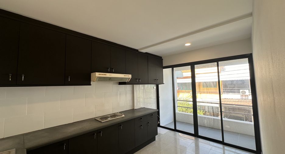 For sale 4 bedrooms townhouse in Don Mueang, Bangkok