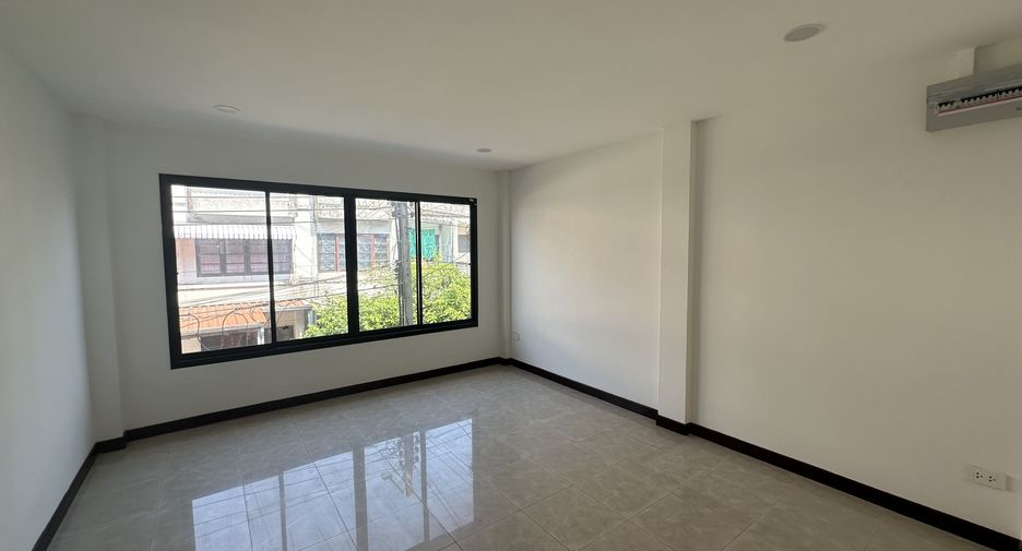 For sale 4 bedrooms townhouse in Don Mueang, Bangkok