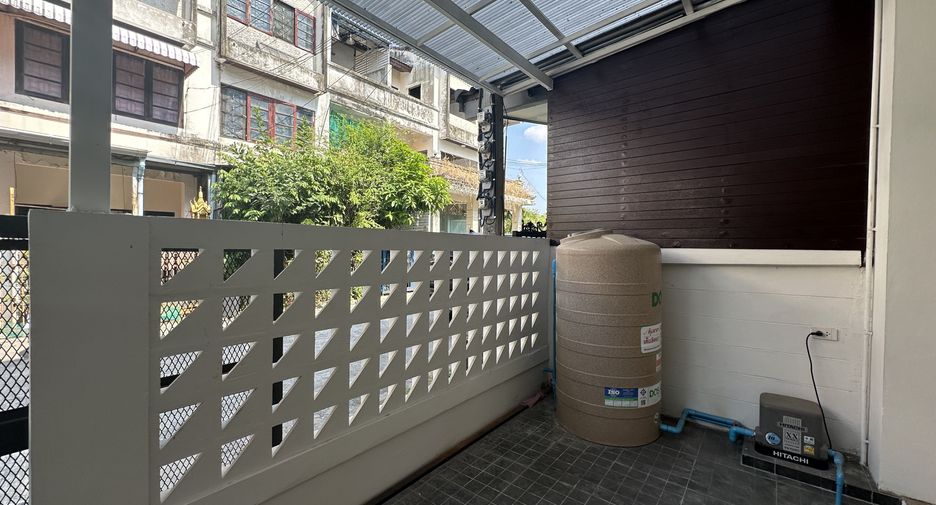 For sale 4 bedrooms townhouse in Don Mueang, Bangkok