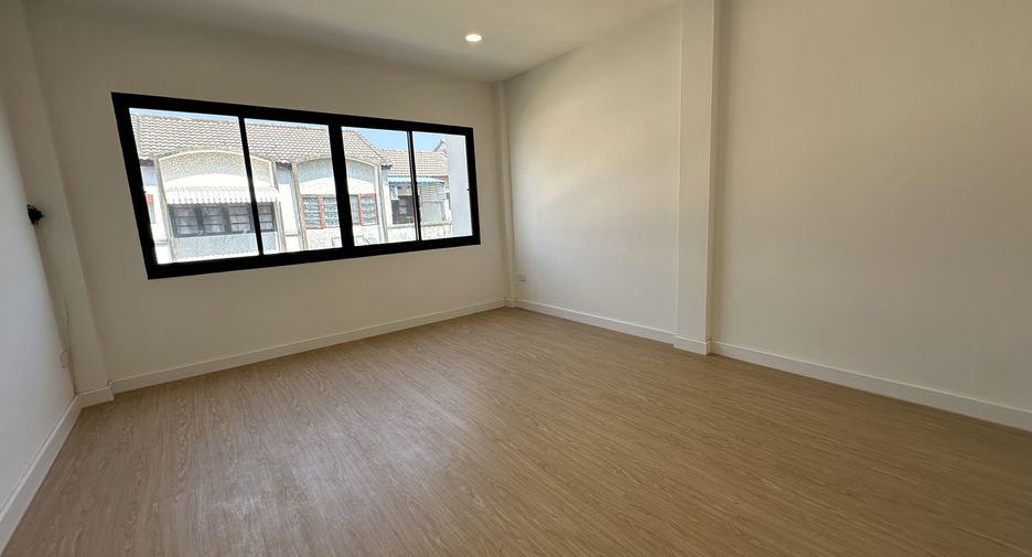 For sale 4 bedrooms townhouse in Don Mueang, Bangkok
