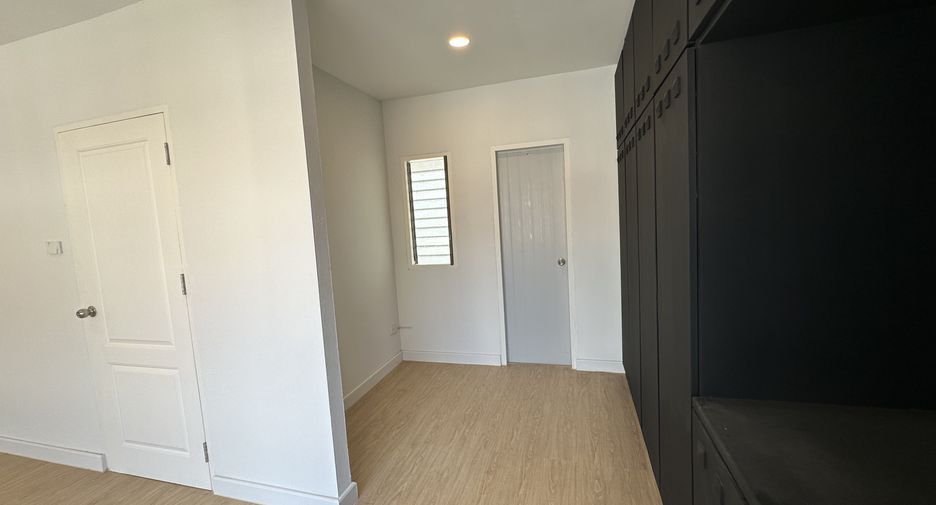 For sale 4 bedrooms townhouse in Don Mueang, Bangkok