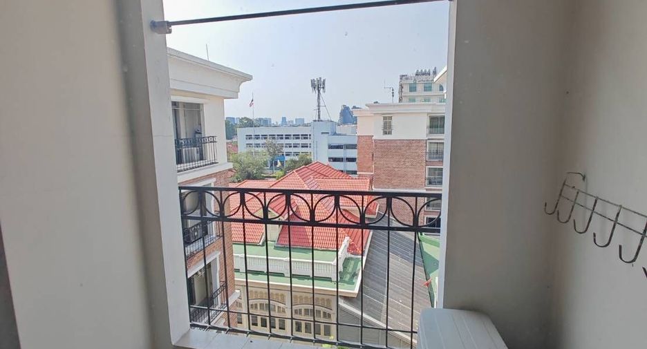 For rent 2 bedrooms condo in Dusit, Bangkok