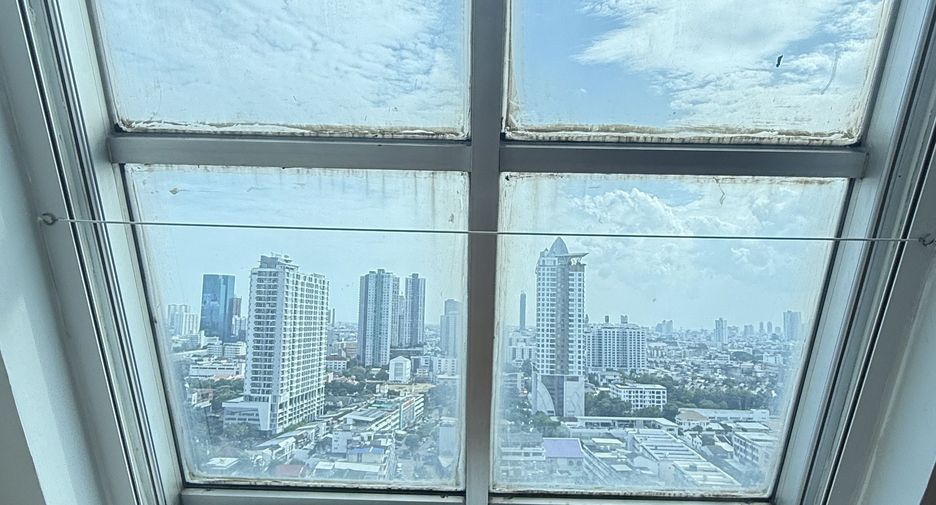For sale 2 bedrooms condo in Yan Nawa, Bangkok