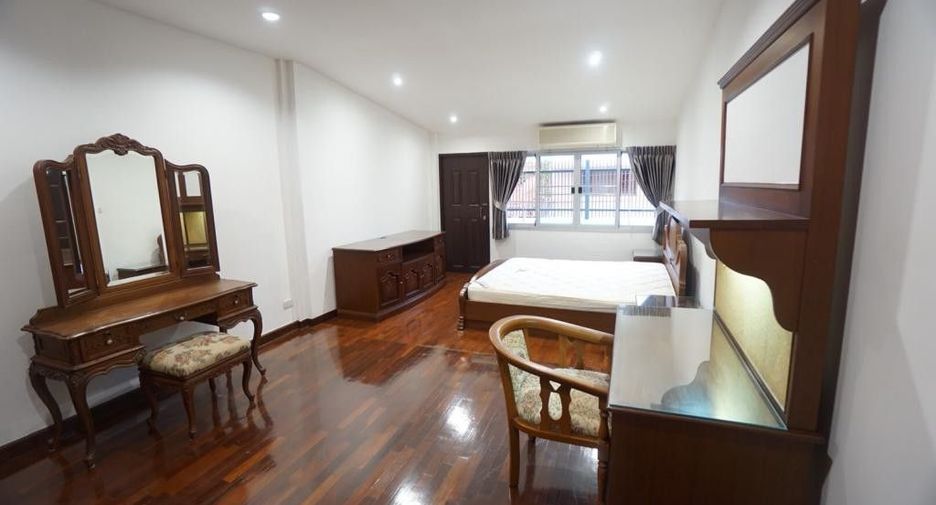 For rent 4 ベッドルーム townhouse in Din Daeng, Bangkok