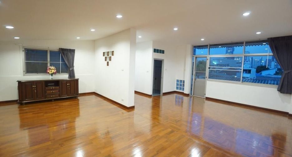 For rent 4 ベッドルーム townhouse in Din Daeng, Bangkok