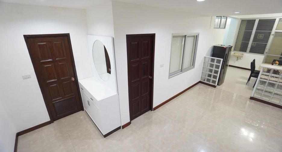 For rent 4 ベッドルーム townhouse in Din Daeng, Bangkok