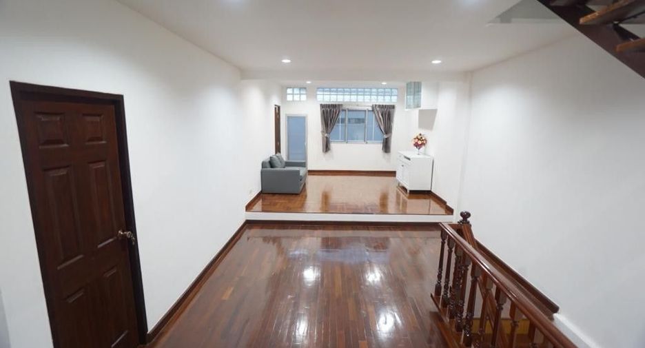 For rent 4 ベッドルーム townhouse in Din Daeng, Bangkok