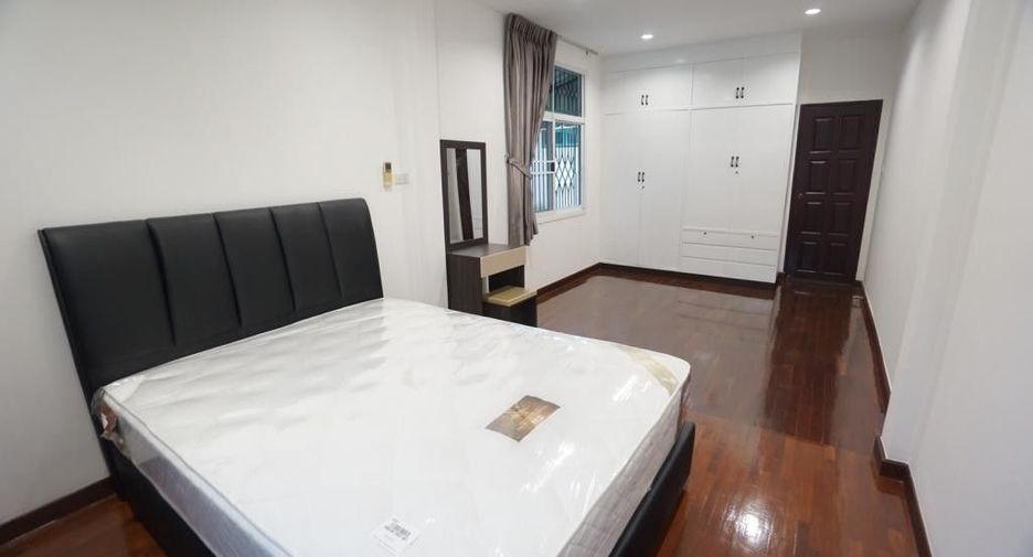 For rent 4 ベッドルーム townhouse in Din Daeng, Bangkok