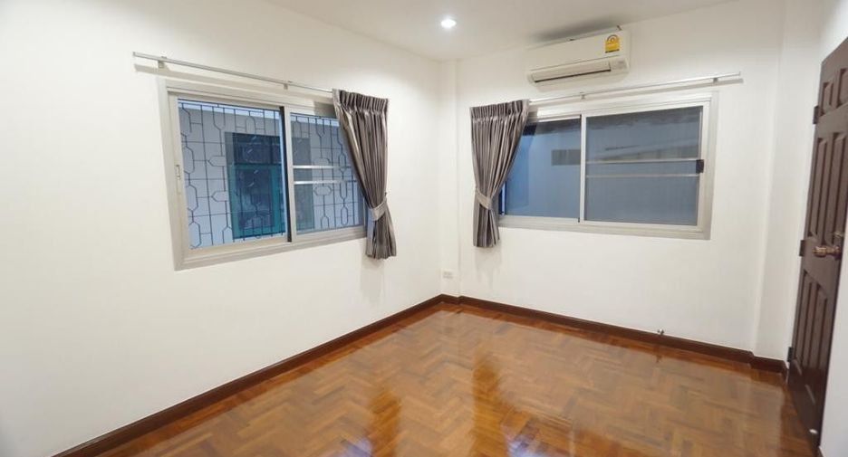 For rent 4 ベッドルーム townhouse in Din Daeng, Bangkok