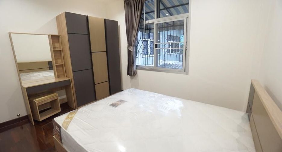 For rent 4 ベッドルーム townhouse in Din Daeng, Bangkok