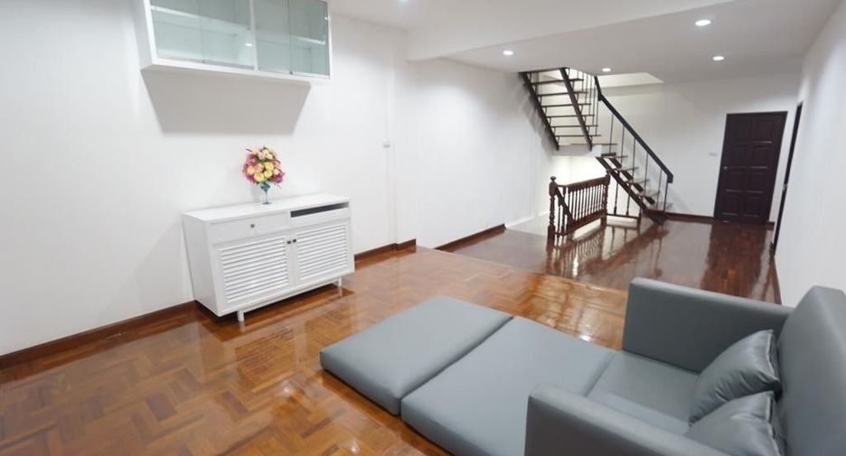For rent 4 ベッドルーム townhouse in Din Daeng, Bangkok
