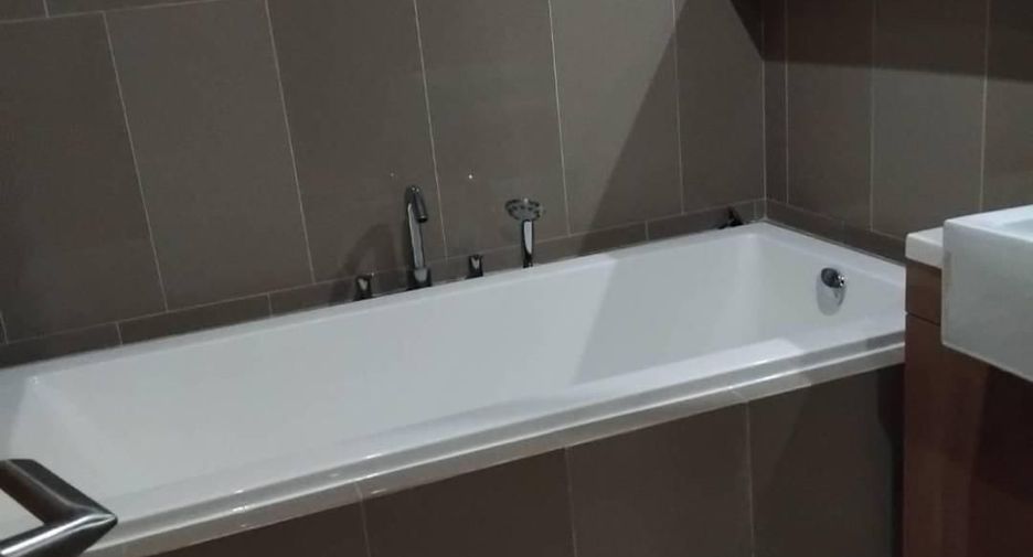For rent 3 bedrooms condo in Pathum Wan, Bangkok