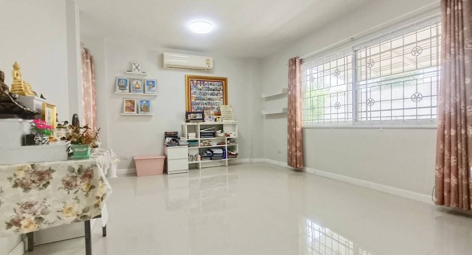 For rent 3 bedrooms house in Bang Kapi, Bangkok
