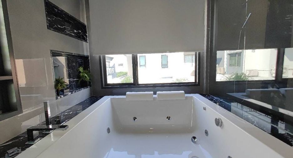 For sale and for rent 5 bedrooms house in Saphan Sung, Bangkok