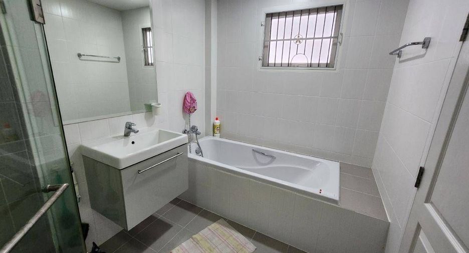 For sale 4 bedrooms house in Phasi Charoen, Bangkok