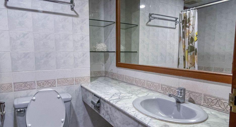 For rent 2 bedrooms condo in Bang Rak, Bangkok